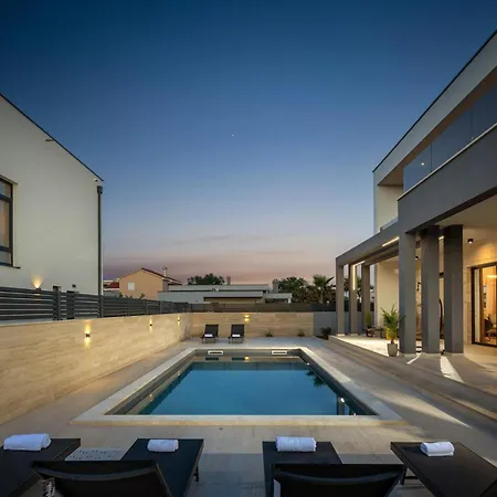 Luxurious In * نين