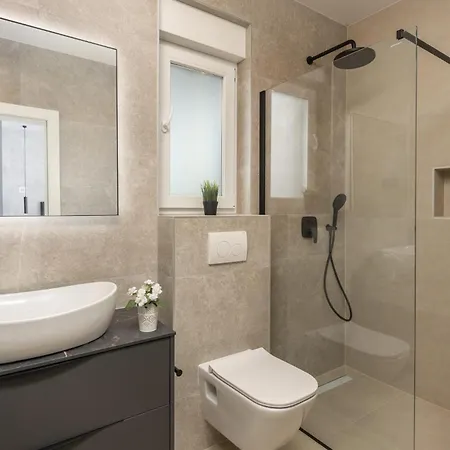 بيت للعطل Luxurious In نين