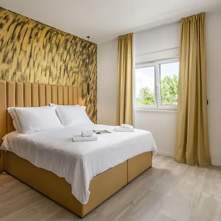 5 Bedroom Stunning In נין