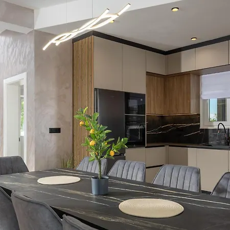 5 Bedroom Stunning In בית נופש נין