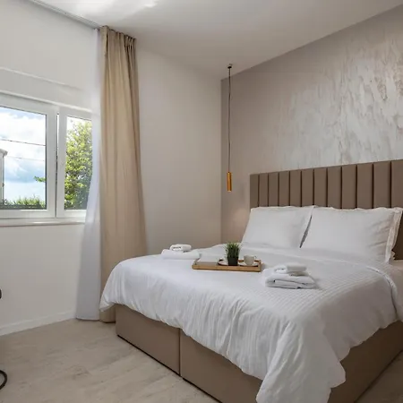 בית נופש 5 Bedroom Stunning In נין