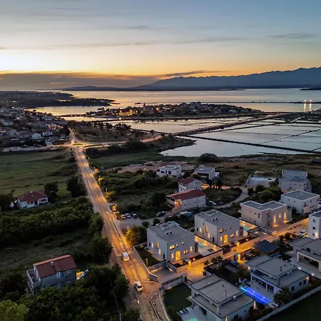 بيت للعطل Luxurious In نين