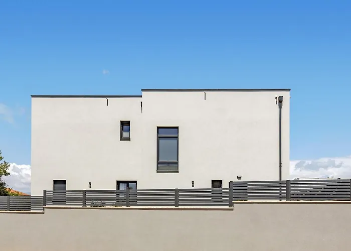 5 Bedroom Stunning In *
