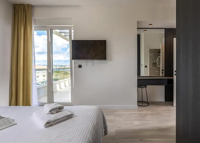 5 Bedroom Stunning In נין