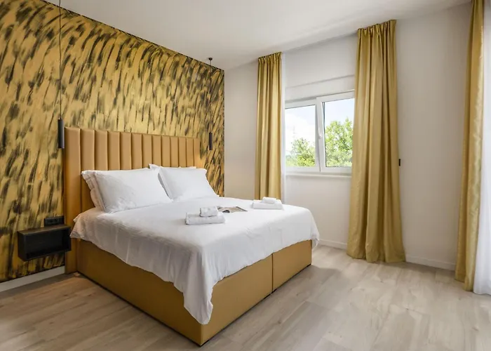 5 Bedroom Stunning In נין