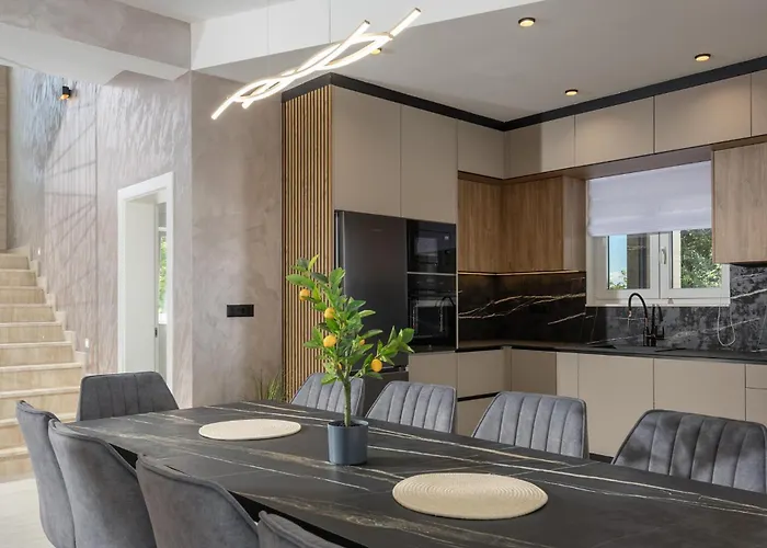 5 Bedroom Stunning In בית נופש נין