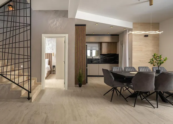 5 Bedroom Stunning In בית נופש נין