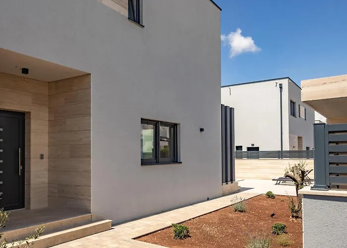 Dom wakacyjny 5 Bedroom Stunning In Nin