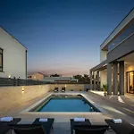 Luxurious In * Nin