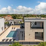 Holiday home Luxurious In
