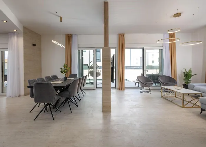 5 Bedroom Stunning In *